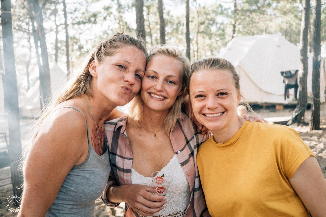 Pieke tijdens haar surfvakantie in Portugal