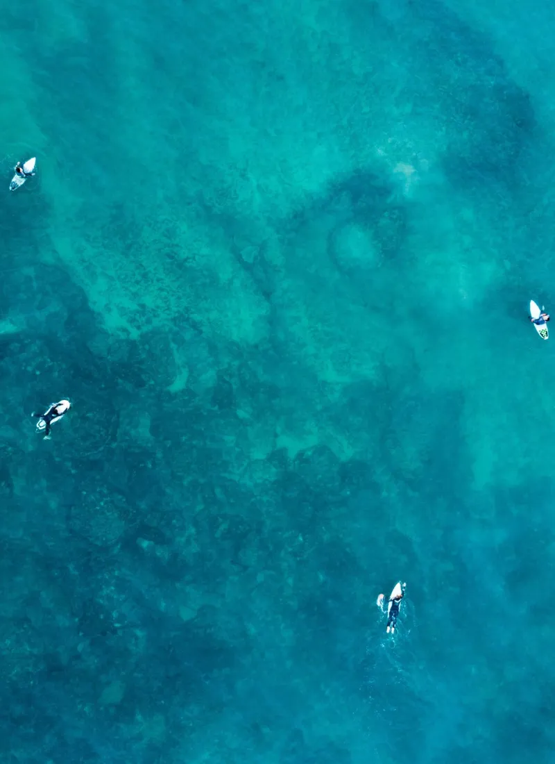Surfer op het strand — SurfaWhile surfvakanties
