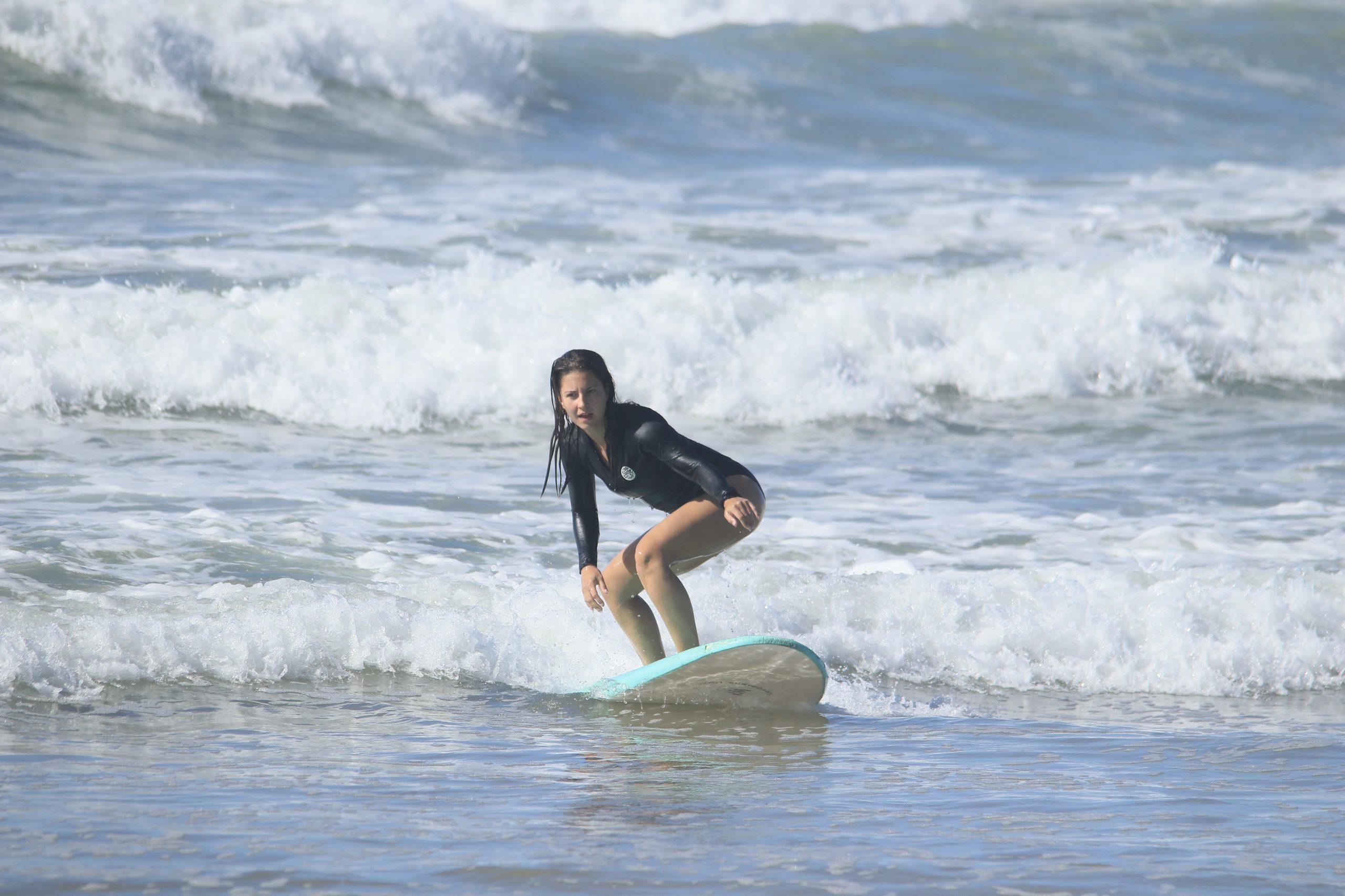 Noa (25): “Ik ging alleen, maar kwam terug met nieuwe mensen, nieuwe energie en een nieuwe liefde voor surfen”